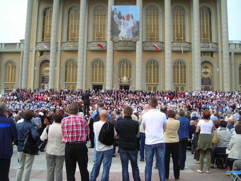 Franciszek Suwała dyryguje podczas Koncertu Finałowego Zlotu w Licheniu 2011